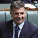 A líder da oposição, Sussan Ley, e o Ministro-sombra da Defesa, Angus Taylor, ocupam seus lugares para o período de perguntas no Parlamento em Canberra, na segunda-feira, 9 de fevereiro de 2026. fedpol Foto: Alex Ellinghausen