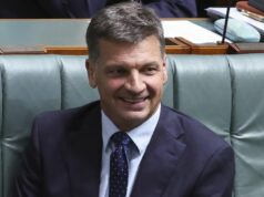 Liberais aguardam decisão de Angus Taylor enquanto a liderança se aproxima A líder da oposição, Sussan Ley, e o Ministro-sombra da Defesa, Angus Taylor, ocupam seus lugares para o período de perguntas no Parlamento em Canberra, na segunda-feira, 9 de fevereiro de 2026. fedpol Foto: Alex Ellinghausen