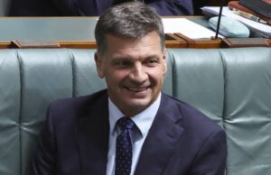 Liberais aguardam decisão de Angus Taylor enquanto a liderança se aproxima A líder da oposição, Sussan Ley, e o Ministro-sombra da Defesa, Angus Taylor, ocupam seus lugares para o período de perguntas no Parlamento em Canberra, na segunda-feira, 9 de fevereiro de 2026. fedpol Foto: Alex Ellinghausen