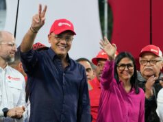 Líder da Assembleia Nacional da Venezuela estabelece prazo para libertação de prisioneiros Nicolas Maduro Guerra caminha com membros da Assembleia Nacional após discussões sobre uma lei de anistia