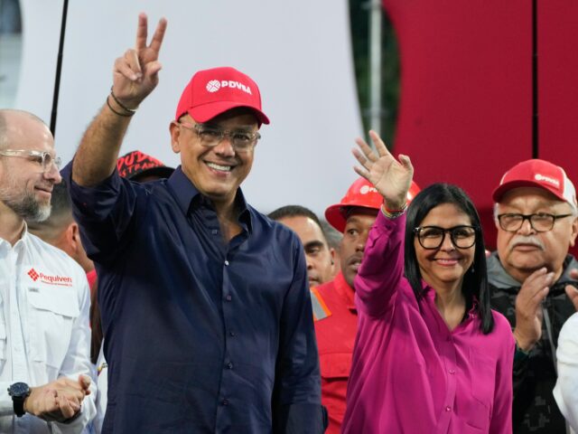 Nicolas Maduro Guerra caminha com membros da Assembleia Nacional após discussões sobre uma lei de anistia