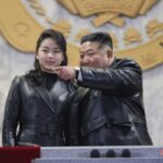 Líder da Coreia do Norte mostra provável sucessor em desfile militar