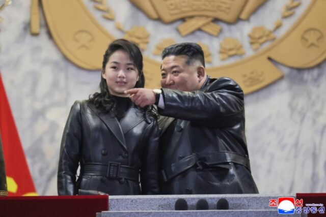 Líder da Coreia do Norte mostra provável sucessor em desfile militar
