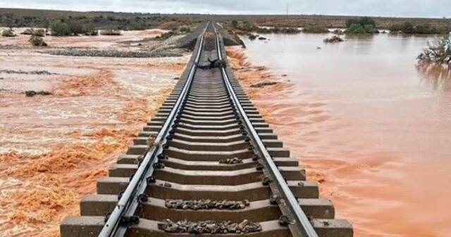 Ligação ferroviária leste-oeste crucial cortada por inundações no outback mais uma vez
