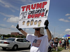 Ligações para o 911 revelam condições brutais para crianças nos centros de detenção de Trump A secretária de Segurança Interna, Kristi Noem, fala durante uma entrevista coletiva na sede da Agência Federal de Gerenciamento de Emergências, sábado, 24 de janeiro de 2026, em Washington. (Foto AP/Julia Demaree Nikhinson)