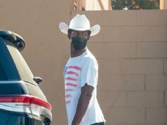Lil Nas X passa de líder das paradas a caçador de pechinchas ao ser visto comprando uma geladeira usada em Los Angeles após um colapso público de nudez Lil Nas X estava com vontade de fazer uma pechincha ao comprar uma geladeira usada em uma loja de eletrodomésticos no centro-sul de Los Angeles na sexta-feira - meses depois de seu comportamento muito público, nu e errático na Ventura Blvd de Los Angeles em agosto
