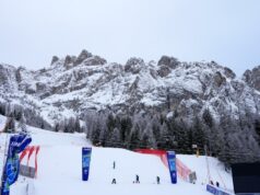 Lindsey Vonn testa lesão no joelho esquerdo em treinamento olímpico de downhill e levanta o punho após uma corrida bem-sucedida Lindsey Vonn