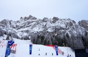 Lindsey Vonn testa lesão no joelho esquerdo em treinamento olímpico de downhill e levanta o punho após uma corrida bem-sucedida Lindsey Vonn
