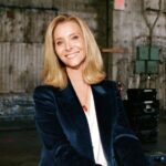 Lisa Kudrow implora ao novo proprietário da Warner Bros. que preserve o lote histórico no vídeo da turnê do estúdio: 'Por favor, não remova as rosas de Jack Warner'