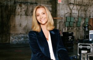Lisa Kudrow implora ao novo proprietário da Warner Bros. que preserve o lote histórico no vídeo da turnê do estúdio: ‘Por favor, não remova as rosas de Jack Warner’ Lisa Kudrow implora ao novo proprietário da Warner Bros. que preserve o lote histórico no vídeo da turnê do estúdio: 'Por favor, não remova as rosas de Jack Warner'