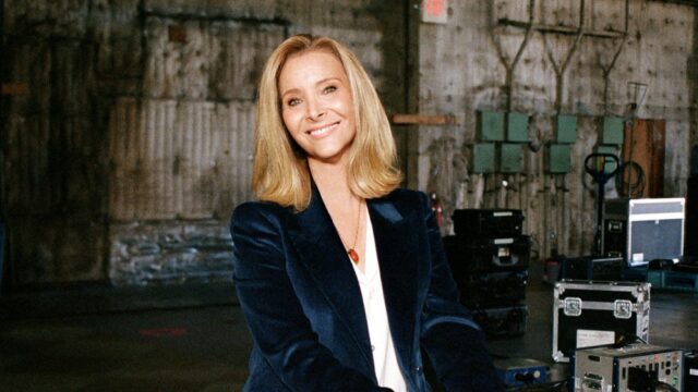 Lisa Kudrow implora ao novo proprietário da Warner Bros. que preserve o lote histórico no vídeo da turnê do estúdio: 'Por favor, não remova as rosas de Jack Warner'
