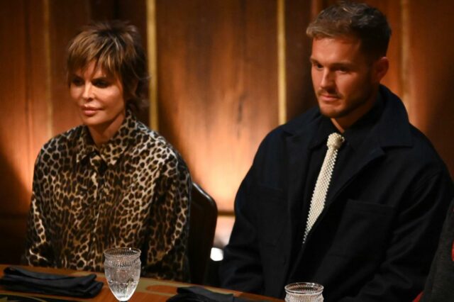 Lisa Rinna confronta o 'perseguidor' Colton Underwood por causa do comentário de 'refém' durante a reunião de 'Traidores'
