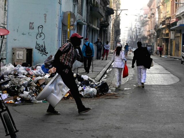 Lixo se acumula em Cuba enquanto bloqueio de combustível imposto pelos EUA para caminhões de coleta
