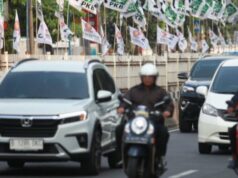 Locais ‘Haram’ são exibidos com bandeiras e faixas de partidos políticos em Jacarta Locais 'Haram' são exibidos com bandeiras e faixas de partidos políticos em Jacarta