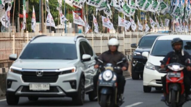 Locais 'Haram' são exibidos com bandeiras e faixas de partidos políticos em Jacarta
