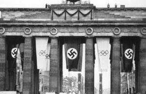 Loja olímpica vende camisetas promovendo os Jogos de Adolf Hitler em 1936 Experiência de boas-vindas da equipe dos Estados Unidos nas Olimpíadas Milão-Cortina 2026