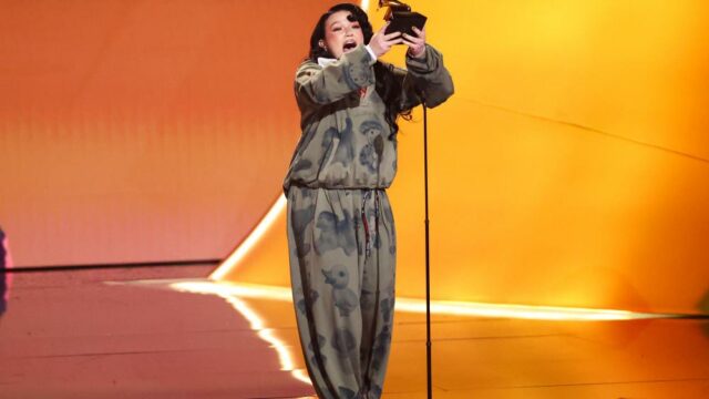 Lola Young estava 'nervosa como o inferno' ao se apresentar no Grammy após o susto de saúde: 'This Is Where I Belong'
