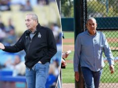 Lon Rosen é contratado como novo presidente de operações comerciais do Lakers Dois homens vestindo jaquetas dos Dodgers em um campo, um com as mãos nos bolsos e o outro gesticulando com a mão direita.