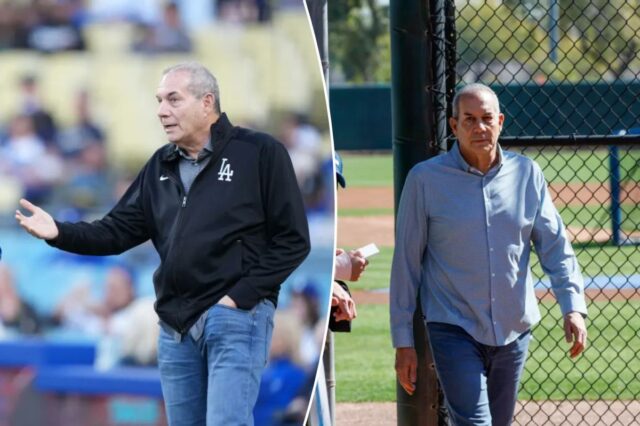 Dois homens vestindo jaquetas dos Dodgers em um campo, um com as mãos nos bolsos e o outro gesticulando com a mão direita.