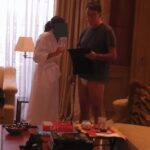 A fotografia, que foi divulgada como parte dos arquivos de Epstein, aparentemente mostra Lord Mandelson, ex-embaixador do Reino Unido nos EUA, conversando com uma mulher que veste um roupão de banho branco.