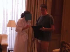 Lord Mandelson renuncia ao Partido Trabalhista após alegar que recebeu US $ 75.000 de Jeffrey Epstein: Peer retratado em suas calças diz que quer evitar ‘maior constrangimento’ A fotografia, que foi divulgada como parte dos arquivos de Epstein, aparentemente mostra Lord Mandelson, ex-embaixador do Reino Unido nos EUA, conversando com uma mulher que veste um roupão de banho branco.