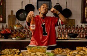 Ludacris diz que filmar um comercial de molho picante é “bastante semelhante” a filmar um videoclipe Garrafas de coisas quentes.