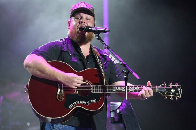 Luke Combs sai do show do Super Bowl no último minuto, colocando os fãs sob vigilância com a postagem 'família em primeiro lugar'
