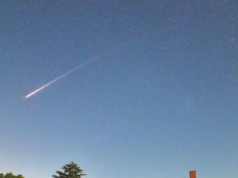 Luz brilhante vista nos céus vitorianos que se acredita ser dos satélites de Elon Musk Lixo espacial em Melbourne