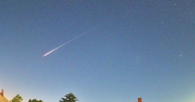 Luz brilhante vista nos céus vitorianos que se acredita ser Lixo espacial em Melbourne
