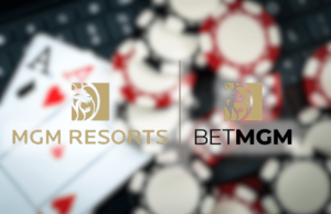 MGM Resorts e BetMGM expandem o investimento em jogos responsáveis em todo o país nesta primavera MGM Resorts e BetMGM expandem o investimento em jogos responsáveis em todo o país nesta primavera. Os logotipos MGM Resorts e BetMGM exibidos lado a lado sobre um fundo desfocado de fichas de pôquer e cartas de baralho, incluindo um ás de espadas, representando cassino e jogos online.