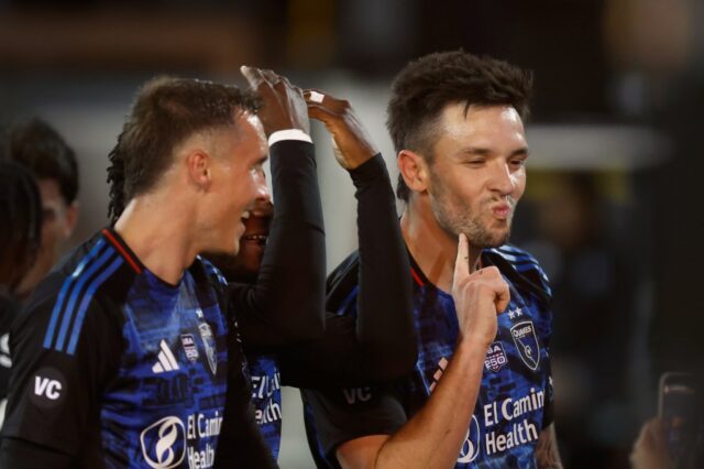 O zagueiro do San Jose Earthquakes, Daniel Munie (5), comemora após marcar um gol no primeiro tempo durante uma partida de futebol da MLS contra o Sporting Kansas City, sábado, 21 de fevereiro de 2026, em San Jose, Califórnia (AP Photo/Lachlan Cunningham)