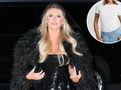 Madison LeCroy diz que essas camisetas de US$ 9 estão dando para Skims: ‘Algo sobre uma camiseta branca’ Uma mulher modela uma camiseta branca de manga curta e jeans de lavagem clara.