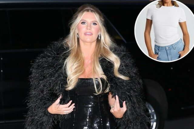 Uma mulher modela uma camiseta branca de manga curta e jeans de lavagem clara.