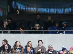 Madonna, 67, assiste ao confronto do Tottenham na WSL contra o Chelsea depois que a Rainha do Pop torceu por suas filhas na partida da academia do Spurs Madonna foi vista no Tottenham Hotspur Stadium depois de apoiar suas filhas durante uma partida da academia Sub-14 do Spurs