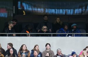 Madonna, 67, assiste ao confronto do Tottenham na WSL contra o Chelsea depois que a Rainha do Pop torceu por suas filhas na partida da academia do Spurs Madonna foi vista no Tottenham Hotspur Stadium depois de apoiar suas filhas durante uma partida da academia Sub-14 do Spurs
