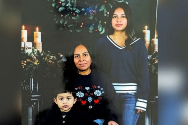 Aurelia Choc Cac, Niurka Zuleta Choc e Anthony Garcia Choc posando para foto.