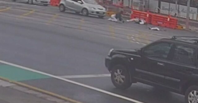 Mãe e filha ficam feridas em suposto atropelamento e fuga Uma mãe e uma filha estão se recuperando depois de terem sido supostamente atropeladas por um carro roubado enquanto passavam por uma faixa de pedestres na Gold Coast.