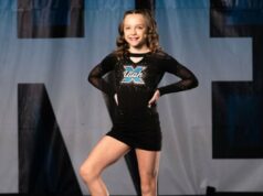 Mãe e filha morrem em assassinato e suicídio enquanto estavam em Las Vegas para competição de torcida Mãe é presa após atirar na filha de 17 anos, acreditando que ela era uma intrusa