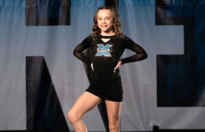 Mãe e filha morrem em assassinato e suicídio enquanto estavam em Las Vegas para competição de torcida Mãe é presa após atirar na filha de 17 anos, acreditando que ela era uma intrusa