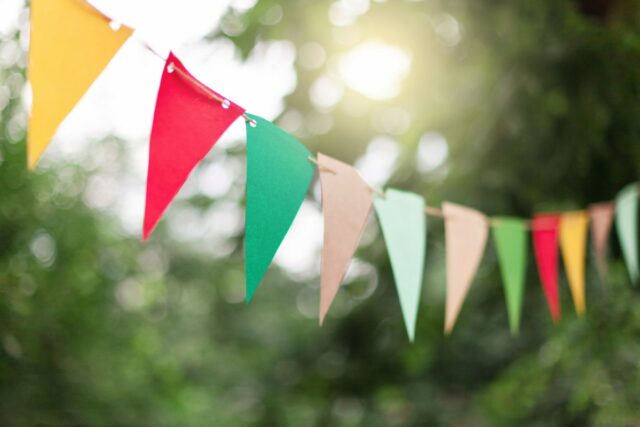 Mãe fica perplexa com o baixo comparecimento da filha à festa de aniversário - então ela percebe
