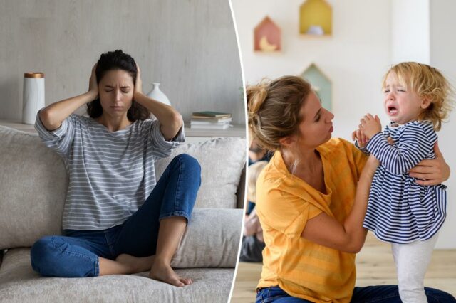 Mãe frustrada reclama sobre como ser pai nos EUA é Uma mãe sentada em um sofá cobre os ouvidos de frustração quando seu filho passa correndo por ela.