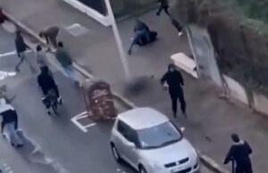 ‘Máfia Antifa’ espancou um homem até a morte em protesto contra um político francês de extrema esquerda, com imagens mostrando gangues atacando vítimas enquanto elas estavam deitadas no chão – enquanto a investigação de assassinato era aberta Ativistas da Antifa foram acusados de espancar um homem até a morte em um protesto contra um político francês de extrema esquerda na última quinta-feira.