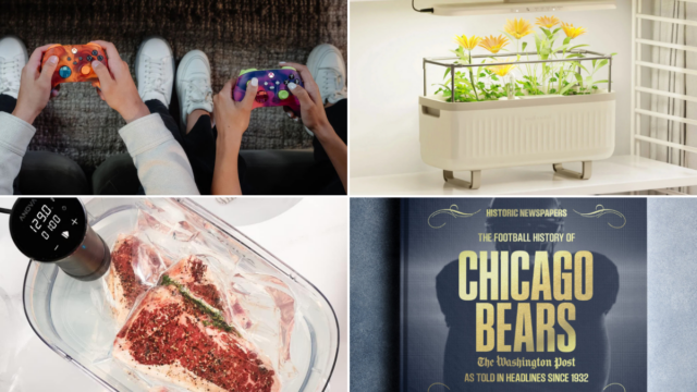 Mais de 30 presentes exclusivos de Dia dos Namorados para Duas pessoas segurando controles Xbox personalizados, flores sob uma luz de cultivo, um dispositivo sous vide cozinhando bife e um livro do Chicago Bears