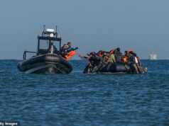Mais de 70 migrantes de barco receberão uma compensação total de £ 500.000 depois que seus telefones foram apreendidos e seus direitos humanos foram violados Mais de 70 migrantes em pequenos barcos conseguiram lucros inesperados financiados pelos contribuintes depois de o Supremo Tribunal ter decidido que o Ministério do Interior agiu ilegalmente ao apreender os seus telemóveis à chegada à Grã-Bretanha