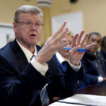 ESTADOS UNIDOS - 10 DE DEZEMBRO: O deputado Barry Loudermilk, R-Ga., fala com repórteres após uma reunião da Conferência Republicana da Câmara no Capitólio dos EUA na terça-feira, 10 de dezembro de 2024. (Tom Williams/CQ Roll Call via AP Images)