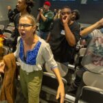 Os participantes gritam durante um recesso na reunião do Conselho de Comissários de Polícia de Los Angeles.