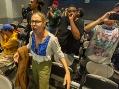 Mais uma semana, mais um motim na comissão de polícia Os participantes gritam durante um recesso na reunião do Conselho de Comissários de Polícia de Los Angeles.