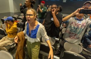 Mais uma semana, mais um motim na comissão de polícia Os participantes gritam durante um recesso na reunião do Conselho de Comissários de Polícia de Los Angeles.