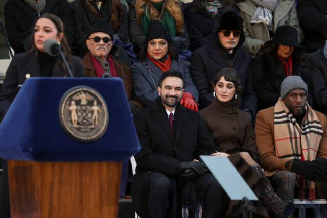 Zohran Mamdani toma posse como prefeito da cidade de Nova York na Old City Hall Station, Nova York, quinta-feira, 1º de janeiro de 2026. (Amir Hamja/The New York Times via AP, Pool)