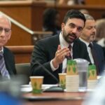 Mamdani procura equilibrar seus livros com. . . Blarney